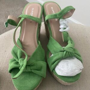 Glamorous Green Wedge Sandals with Bow Detail and Platform Sole